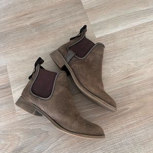 Massimo womens Chelsea boots. Great worn condition. Perfect for fall and winter